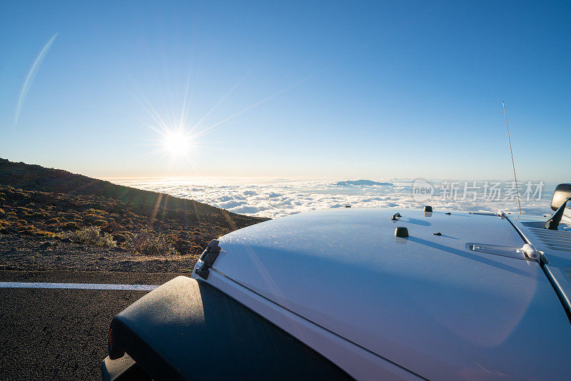 4 × 4汽车在道路上的云彩从火山